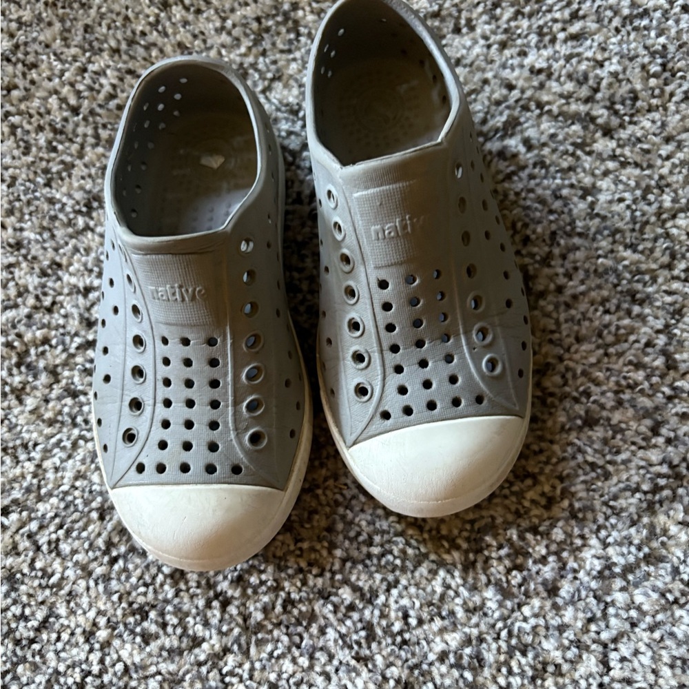 Native Kids Water Shoes - Gray and White